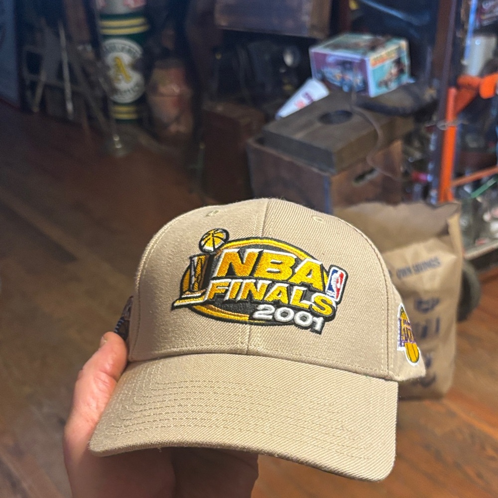 Mitchell & Ness NBA Finals 2001 Tan Hat lakers vs 76ers